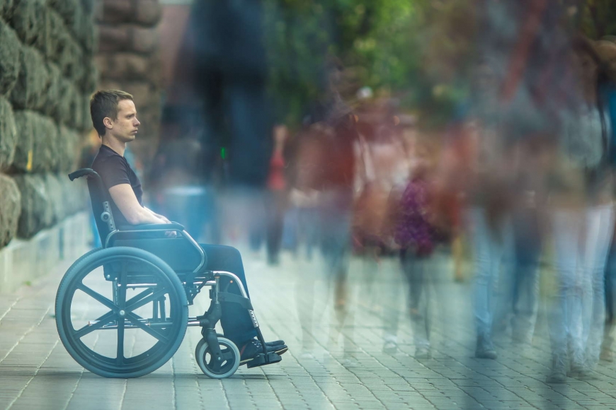 I disabili muniti del contrassegno per invalidi possono circolare e sostare: nelle zone a traffico limitato e nelle aree pedonali urbane